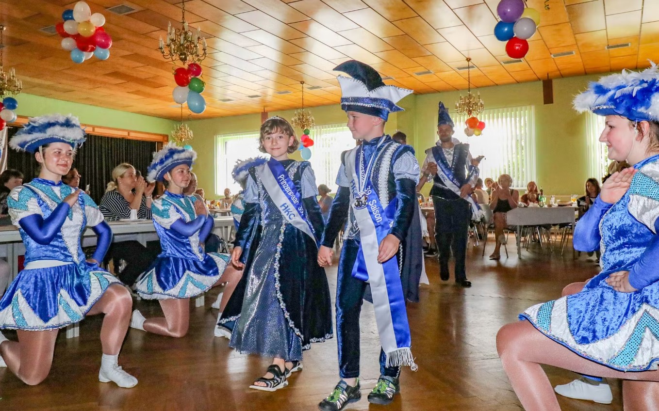 Zum Auftakt des Kinderkostümfestes im Saal der Agrargenossenschaft in Mönchenhöfe ziehen am Sonnabend das Kinderprinzenpaar Louisa-Magdalena I. und Marino I. sowie das Erwachsenen-Prinzenpaar Franziska II. und Robin I. ein. Foto: Grommisch